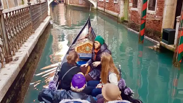 Venice: 30 min Gondola Ride on the Grand Canal with Guide