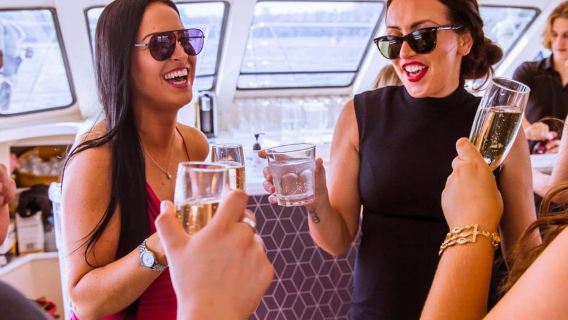 Sydney: Pelayaran Pelabuhan Matahari Terbenam Golden Glow dengan 1 Minuman