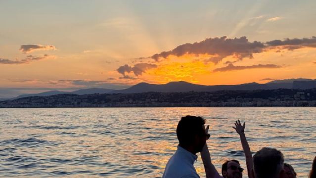 Niza: Paseo en barco al atardecer con vino y aperitivos locales
