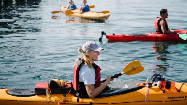 Von Svolvær aus: Geführte Kajaktour in den Lofoten