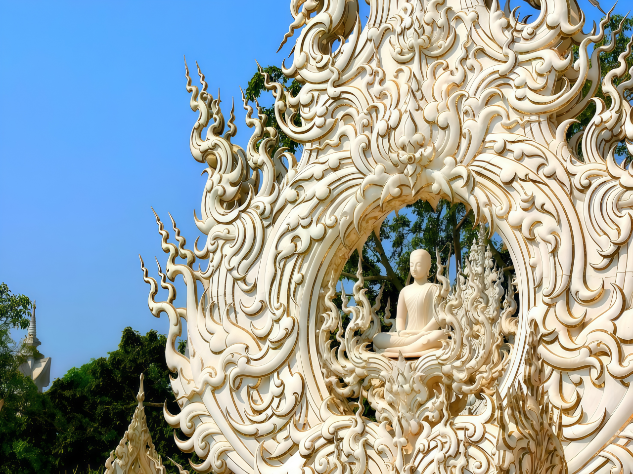 CHIANG RAI Iconic White, Blue Temple, Black House Museum Day Tour
