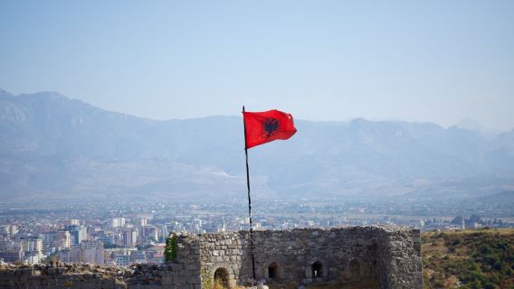 Ακουστική Περιήγηση στα Κορυφαία Σημεία της Γκιρόκαστερ: Χρονικά της Πέτρινης Πόλης