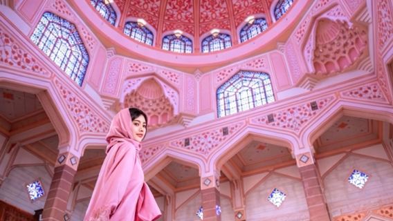 2-hour English guided tour of Putra Mosque in Kuala Lumpur, exploring architectural beauty and Islamic culture