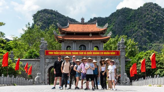 Ninh Binh Day Tour: HOA LU – TAM COC – CYCLING [2 Way Transfer from Hanoi+Lunch Included]