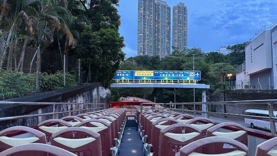 bus atap terbuka: bus wisata tingkat dua atap terbuka Hong Kong untuk tur malam.