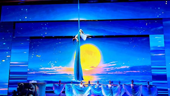 Letzte Chance, atemberaubende Akrobatik zu erleben – „Das Schwerkraft trotzende Spektakel des Red Theaters!“