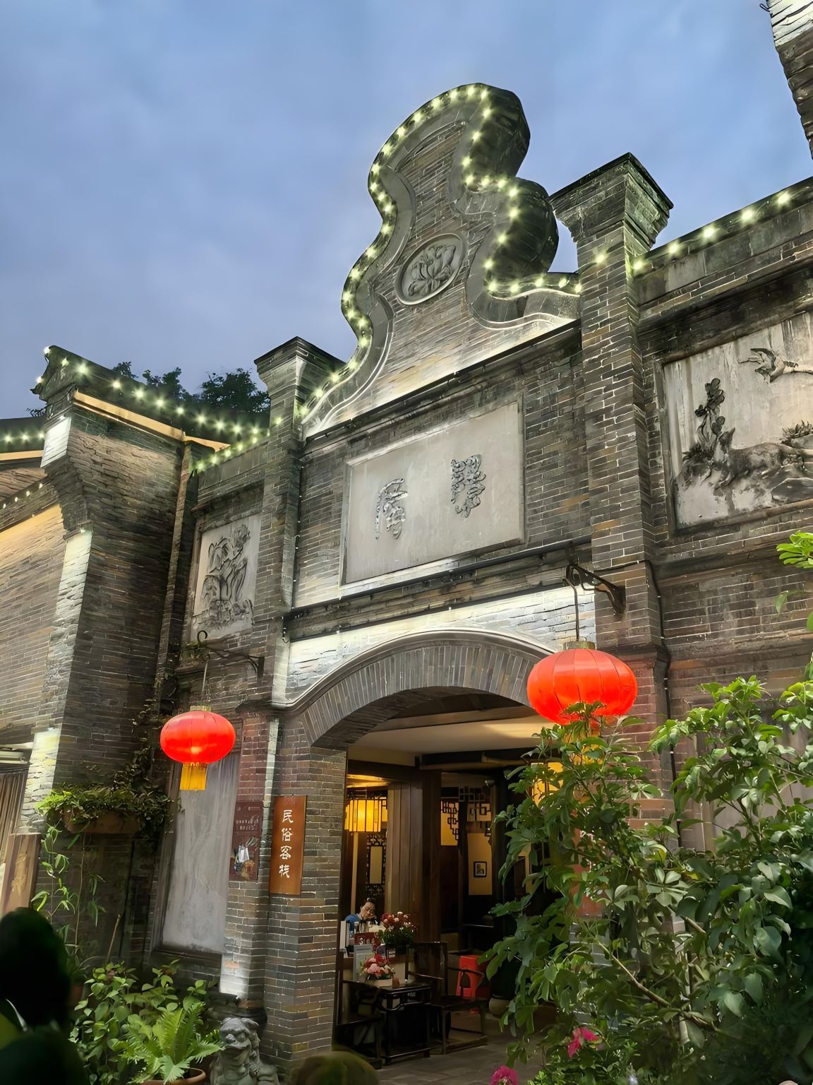 Chengdu Wuhou Shrine Museum + Jinli Street + Kuanzhai Alleys + Chunxi Road & Taikoo Li Day Tour
