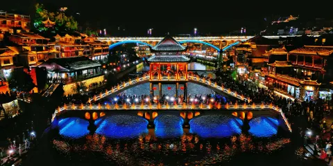 鳳凰古城觀夜景導遊陪玩|帶路|講解(夜景+第二日晨景講解)歷史名人故居導遊|獨立或拼團可選|親子|自由行