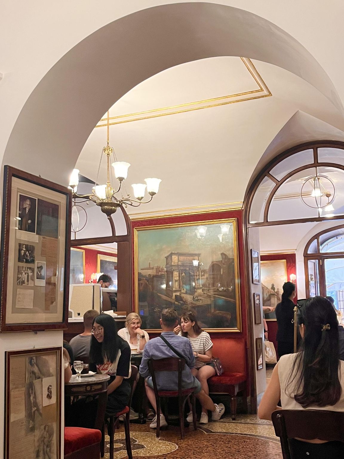 Layanan reservasi restoran viral Antico Caffe Greco di Rome, Italia