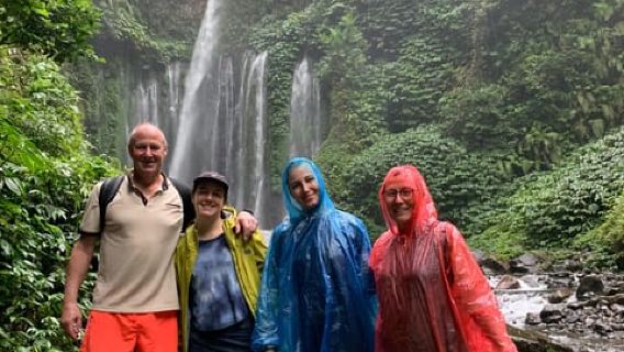 Da Senggigi: tour delle cascate e del villaggio Sasak con pranzo