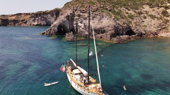 Dari Calasetta:Saling boat Tour ke Carloforte & Sant'Antioco