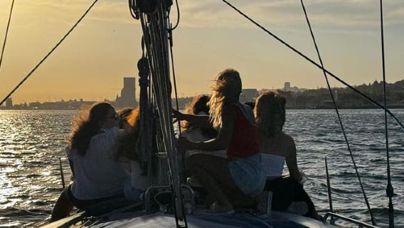 Lisbon: Tur Perahu Matahari Terbenam di Sungai Tagus dengan Minuman Selamat Datang