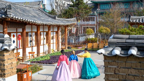 1-day tour to Yanbian Museum + Korean Folk Village + College Town Wanghong Wall + West Market