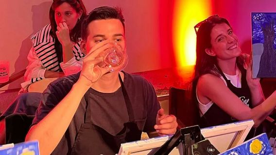 Málaga: Taller de pintura y vino de Wine Gogh Glow Academy