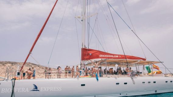 ลา กราซิโอซ่า: ทัวร์เรือแคทามารัน + อาหารกลางวัน + เรือเฟอร์รี่ไป-กลับจากลันซาโรเต