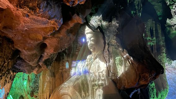 perjalanan satu hari ke Pabrik Porselen Patung Jingdezhen, Dunia Porselen Bawah Tanah, dan Jalan Budaya dan Kreatif Taoxichuan tersedia, dengan layanan berbahasa Inggris.