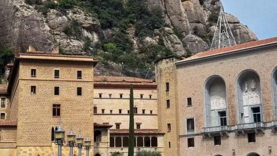 Lawatan Sehari Barcelona Pergi-Balik Sewaan Peribadi dengan Pemandu Pelancong Berbahasa Cina | Kilang Anggur + Gunung Montserrat