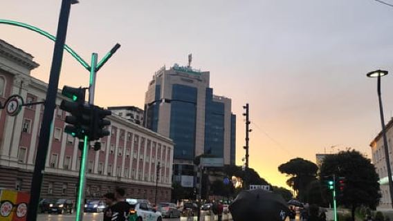 Descubre Tirana: Tour panorámico y paseo alrededor del Lago Artificial
