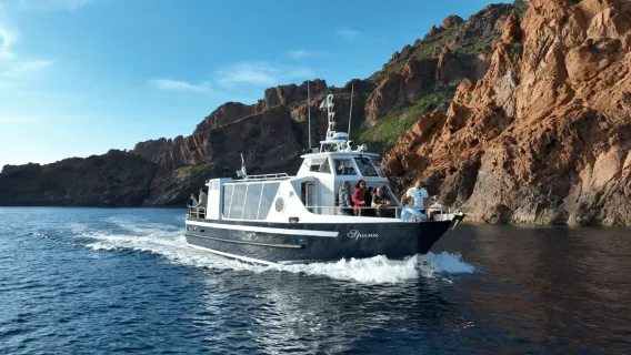 Calvi: Geführte Besichtigung mit dem Komfortboot nach Scandola und Girolata, 6 Stunden oder 4,5 Stunden