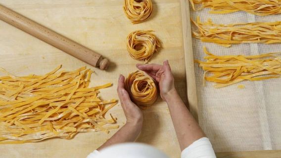 Bologna: Kleingruppen-Rundgang über den Lebensmittelmarkt mit Verkostung