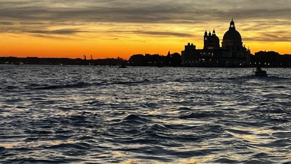 Venezia: un tour in barca tra sussurri d'acqua e luce, una realtà da scoprire