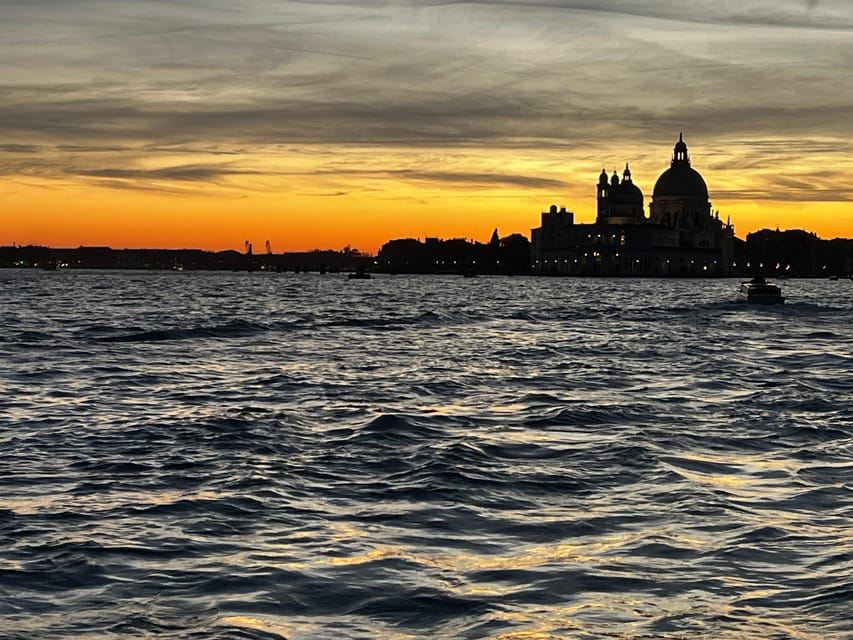Venice: a boat tour among whispers of water and light, a reality to discover