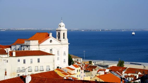 Lisbon Walk: Old Quarter, Hidden Walls & Stunning Views