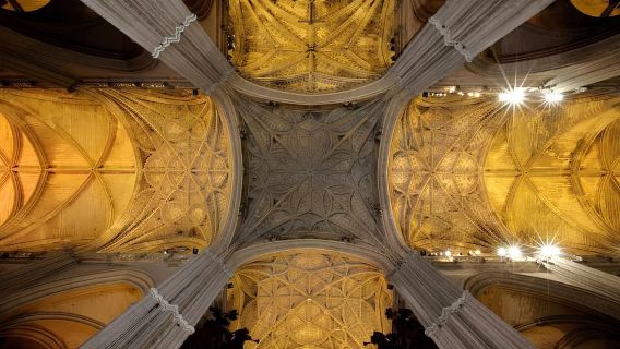 Seville: Tur Malam Berpemandu Katedral Seville & Pertunjukan Cahaya