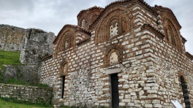 Desde Tirana: Excursión de un día al Distrito de Berat con el Lago Belshi