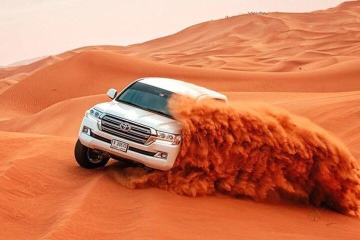 Safari VIP en las Dunas Rojas con recogida/traslado, cena barbacoa, paseo en camello y sandboard.