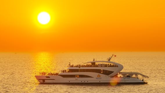 Tur Kapal Pesiar Nautilus saat Matahari Terbenam: Matahari Terbenam Ajaib & Makan Malam