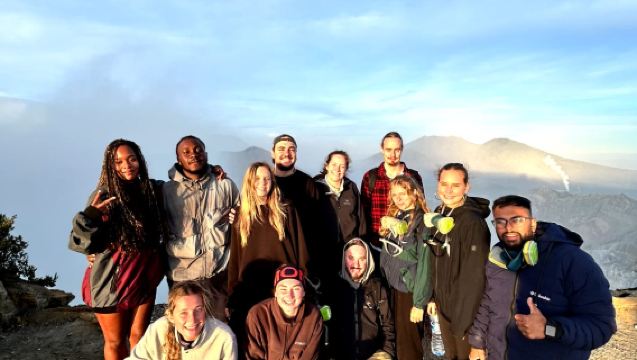 กิจกรรมเดินป่าตอนกลางคืนและชมเปลวไฟสีน้ำเงินที่ภูเขาไฟอีเจน