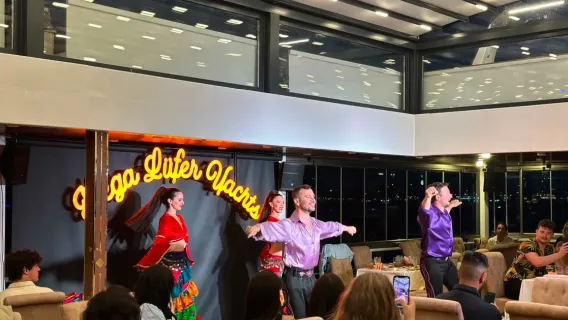 Cena y espectáculo en el crucero Mega Lufer por el Bósforo en Estambul