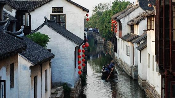 Lawatan Malam Zhouzhuang + Pelayaran Air Keliling Bandar + Persembahan 'Hanya Zhouzhuang Ini' Termasuk Fon Telinga & Penerangan Berpandu Pemandu Pelancong