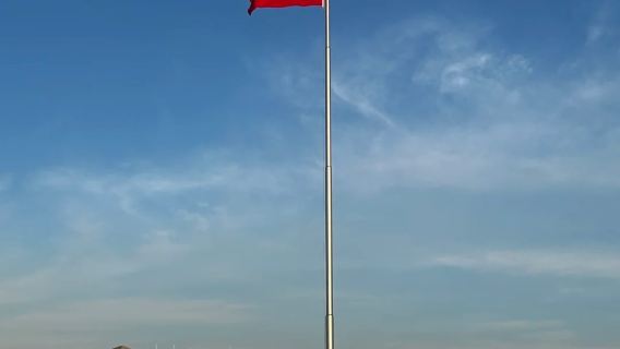 Upacara Pengibaran Bendera di Tiananmen Beijing/menyaksikan upacara pengibaran bendera+berkumpul sendiri+menghadiahkan bendera kecil+penerangan berpandu pemandu pelancong