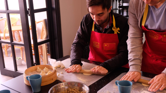 Shanghai, China - Authentische Xiaolongbao mit Suppenfüllung selbst machen| Handgemachte Baozi-Erfahrung| Chinesisch-Englisch bilingual