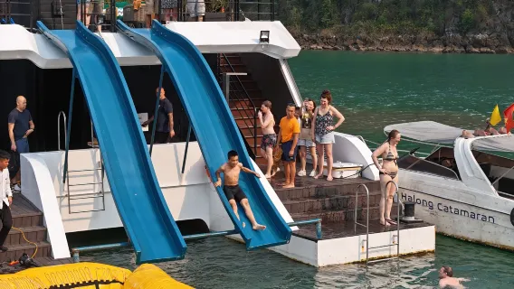 Crucero de 5 estrellas por la bahía de Halong - Lan Ha: kayak, clase de cocina, almuerzo buffet y fiesta al atardecer