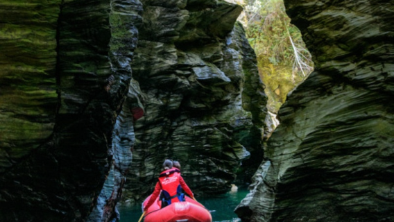 Глубокий однодневный тур в Гленорхи из Квинстауна, Новая Зеландия: каноэ по реке Дарт + скоростной катер/моторная лодка по дикой природе