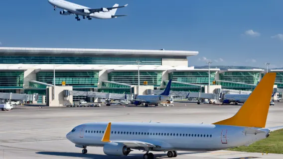 Servicio de traslado al aeropuerto de Capadocia [Recogida y regreso]|Viaje de ida y vuelta entre el hotel y el aeropuerto.
