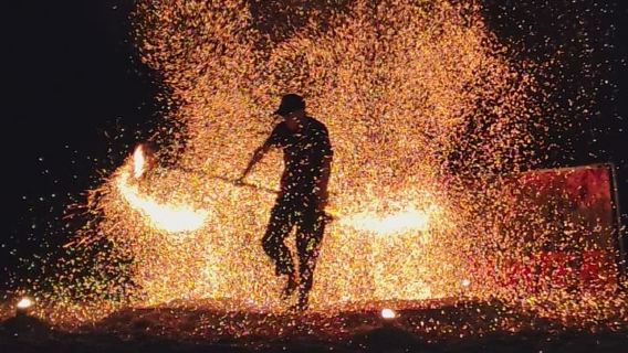 ทัวร์ครึ่งวันชมพระอาทิตย์ตกที่หาดบาตูเฟริงีห์ ชมการแสดงดอกไม้ไฟ + มัสยิดลอยน้ำ + โรงงานผ้าบาติก