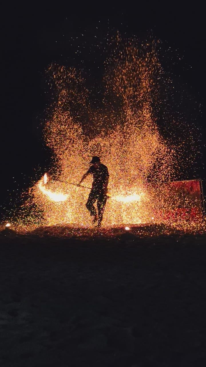 Tour giornaliero alla spiaggia di Batu Ferringhi per ammirare il tramonto e lo spettacolo pirotecnico, visita alla moschea galleggiante e alla fabbrica di batik.