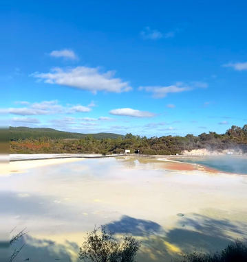 新西蘭羅托魯瓦懷歐塔普地熱仙境—月球火山口—紅木森林一日遊