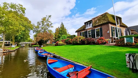 Amsterdam, Netherlands: Zaanse Schans Windmill Village and Giethoorn day tour with free boat transfer