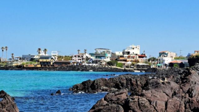 Jeju Daepo Jusangjeolli Cliff + Gwakji Beach + Aewol Coast Road + Cheonjiyeon Waterfall Day Tour