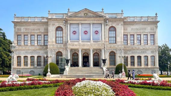 Стамбул: входной билет с приоритетным входом во дворец Долмабахче и гарем и аудиогидом