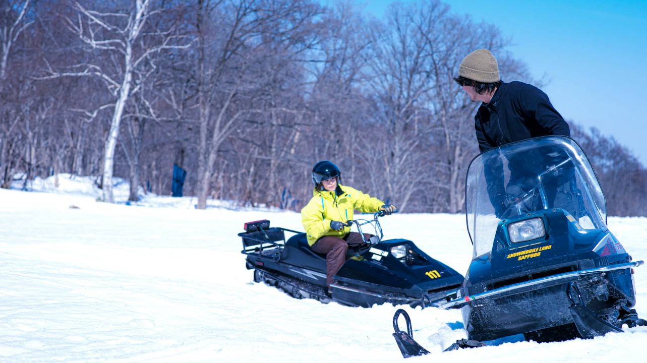 Tour giornaliero al parco delle motoslitte di Sapporo in Hokkaido: include 60 minuti di esperienza in motoslitta
