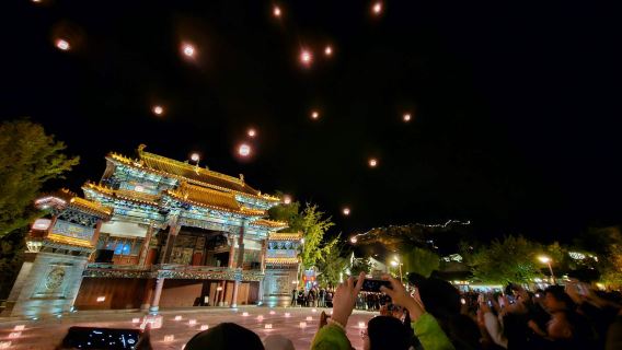 Tour privato notturno di Pechino alla città sull'acqua di Gubei e alla Grande Muraglia di Simatai con cena e funivia