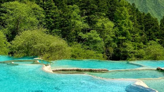 Tersedia tipe kendaraan bus antar jemput di area pemandangan Huanglong - Jiuzhaigou