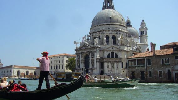 Venecia: Paseo en góndola de 30 minutos por el Gran Canal con guía