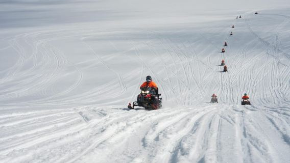 Reykjavik: Golden Circle Super Jeep Tour mit Schneemobil